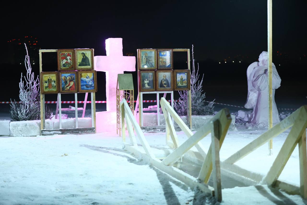 Фото Крещенские купания-2026: как новосибирцы ныряют в купель в аномальный мороз почти –40 градусов. ОНЛАЙН 4